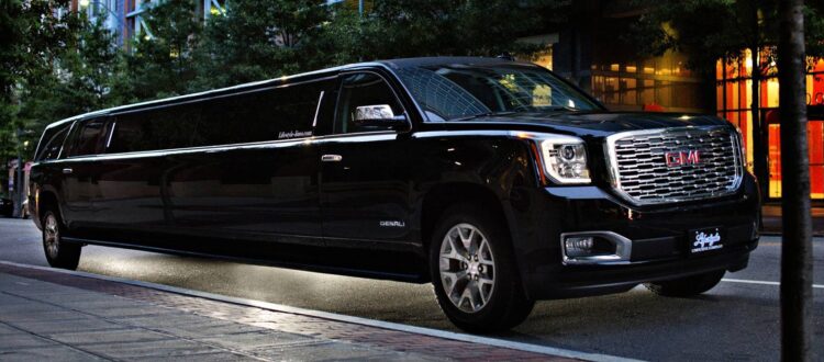 Top 5 Reasons to Choose a Limo for Your Airport Transfers